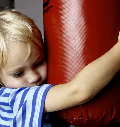 Help: ‘Mijn zoontje  kan niet  alleen spelen’